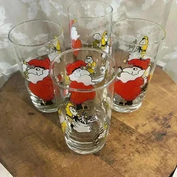 Set of 4 Vintage Christmas  Drinking Glasses - Picture 1 of 5